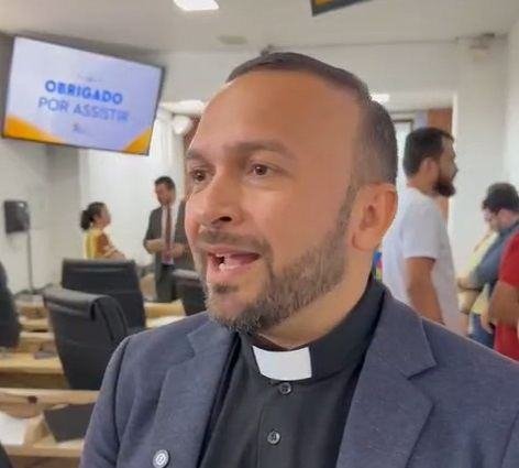TV AcreNews: Teatrólogo e ex-secretário da prefeitura de Brasiléia Raimundo Lacerda grava música que viraliza na região