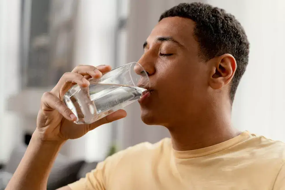 Não sente sede? Mesmo assim você precisa beber água